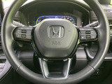 握りやすいステアリングは、運転操作をスムーズに。オーディオやハンズフリー通話など、便利な機能も搭載されており、快適なドライブをサポートします。操作性にも優れています。