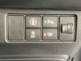 ハンドルの右側にはヘッドライトレベライザーとHondaセンシング用のメインスイッチがついています。ヘッドライトレベライザーは道路状況や積荷の加重に応じてライトの高さを調節できます。