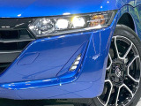 【LEDヘッドライト】悪天候や夜間走行時も良好な視界を確保し安心して運転できる高輝度LEDヘッドライトを装備!点灯速度が早く、消費電力も抑えられています。
