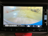 リバースギアに入れるだけで後方の表示へ切り替わります。夜間や雨の日の駐車も楽になりますよ。