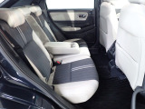 リアシートは3名乗車も可能ですが、2名の時にはセンターの大型のアームレストを使用してゆったりとくつろげるのでとても快適です。