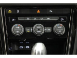 【エアコン】2ゾーンフルオートエアコンディショナー(運転席助手席)になっております。暑がりの方と寒がりの方が同席しても大丈夫です。
