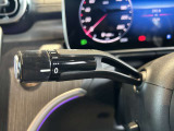 ステアリングボタンは、使いやすいデザインでございます。ステアリング付近のレバーや、ステアリングボタンで追従機能の操作も可能でございます。
