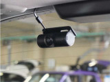 ◆車内カメラ◆前方・後方はもちろん、車内向きのカメラでも記録。左右をワイドに撮ることができ、幅寄せや側面衝突、威圧的なドライバーの危険行為など、クルマ周囲のトラブルもしっかり記録できます。