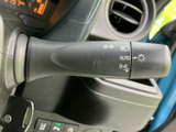 操作感の良いウインカーレバーは、スムーズな車線変更をサポートします。オート機能で、より安全な運転をアシストします。