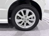 アルミホイールを装備、タイヤサイズは165/60R14です。
