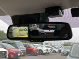 バックミラーにアラウンドビューモニター画像を映すことが出来ます。
