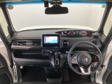 【前方視界】開放的な前方視界!運転がしやすく疲れにくいです♪窓が大きく、見通しがとっても良いおクルマですよ♪