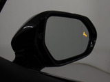 BSM(ブラインドスポットモニタ)!隣の車線を走る車両をレーダーで検知し、ドアミラーでは確認しにくい後側方エリアに存在する車両に加えて、急接近してくる車両も検知します。
