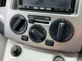 マニュアルエアコンで温度を設定するだけで快適な車内環境を維持することができます!