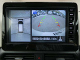 ギアを『R』に入れるとナビ画面に、まるで雲の上から覗いているような映像が映り、駐車をサポートしてくれます。