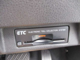 ETC。高速道路を利用する際、ノンストップで料金所を通過できます。別途セットアップ料金がかかります。
