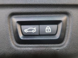 【パワーテールゲート】電動パワーテールゲートです。開閉がボタン1つで開け閉め行えます。また、状況に応じてのトランクハッチ開閉量を簡単に設定可能です。スマートオープナーも便利な機能です。