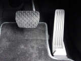 人間工学に基づき自然に足を伸ばした位置に配されたペダル類。コントロール性に優れたオルガン式ペダルと専用ロゴ入りフロアマットが、足元から上質で快適なドライビング環境を演出します。