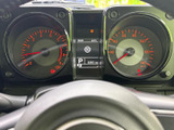 視認性の高いメーターで、走行情報をしっかり把握。運転に集中できる、シンプルで機能的なデザインです。