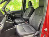 運転席からの視界は広く、運転操作もスムーズに行えます。シートの形状も工夫されており、長時間の運転でも疲れにくい設計です。