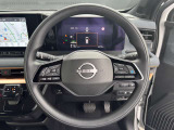 操作しやすいハンドルになっていて、ステアリングスイッチ付なのでオーディオも運転しながら手元で操作できます。