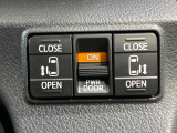 【両側スライドドア】駐車場で隣の車との間隔が狭く乗りにくい時、スライドドアなら安心!ドアオープン時も幅を取らず、開口部が広いので乗り降りがとっても簡単です。大きな荷物の出し入れも後席から可能♪