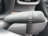 操作感の良いウインカーレバーは、スムーズな車線変更をサポート。ヘッドライトの操作も直感的に行えます。安全運転を支援する機能が充実しています。