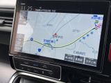 高精細な地図表示で、目的地までスムーズに案内。渋滞情報もリアルタイムで確認でき、効率的なルートを選択できます。遠出も安心です。