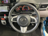 握りやすい形状で、快適なドライビングをサポート。操作しやすい配置のスイッチで、運転中の操作もスムーズに行えます。
