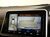 【全周囲モニター】車を上空から見下ろしたような映像をカーナビ画面に映し出し、車庫入れや縦列駐車をサポートしてくれます。