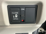 パワースライドドアの開閉はスマートキーのリモコンやドアノブは勿論、運転席側のスイッチ操作でも開閉ができ、安全・簡単です
