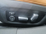 【メモリー機能付きパワーシート】運転手が代わってもボタン一つで設定ポジションに。常にご自身のドライブ設定が整います。