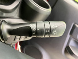 操作しやすいウインカーレバーで、スムーズな車線変更をサポート。視認性も高く、安全な運転に貢献します。直感的な操作で、誰でもすぐに慣れるでしょう。
