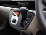 CVT(無段変速)のオートマチックです。インパネシフトがとても使い易く足元がスッキリするので、空間が広く使えますね♪