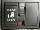 【パワースライドドア】助手席側がパワースライドドアになっており、運転席のスイッチやスマートキーでも開閉が可能です!開口部も広いので乗り降りも楽々♪