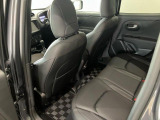 【リアシート】屋根までの高さがある車のため、大人の方でも圧迫感が少なく乗車出来ます。足元は広く取られているため、ゆったりとお乗り頂けます。