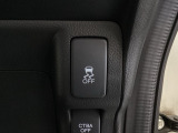 VSA装備車です。VSAはドライバーの操作と車の動きを見守っています。もし車の挙動が乱れたとき、4輪別々にブレーキをかけたり、エンジンパワーをしぼることによって車を安定させます。
