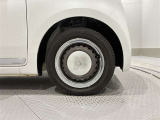 タイヤサイズは(155/65R14)でキャップ付きスチールホイールです。