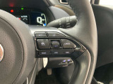 前方の車との車間を設定し、スピードを上げたり緩めたりを自動で行ってくれる追尾式の「レーダークルーズ」。上級装備の一つです!高級車にしかつかない嬉しい機能です。