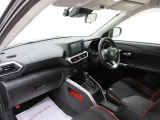 ダイハツのお店では、ダイハツ車を知り尽くしたプロフェッショナルが、専用の診断機器を使って各システムを点検しております。
