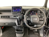 【ハンドル】運転にかかわる様々な操作を安全に行えるように視点移動が少なく操作性に配慮されたスイッチ類が凝縮されたコックピットです。