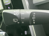 雨の日でもクリアな視界を確保できるワイパーレバー。速度調整も簡単で、運転状況に合わせて快適なドライブをサポートします。