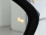 &rdquo;隣の車線を走る車両をレーダーで検知し、ドアミラーでは確認しにくい後側方エリアに存在する車両に加えて、急接近してくる車両も検知します。車両を検知するとドアミラーに搭載されたLEDインジケーターが点灯