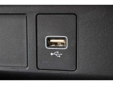 ドライブの時間をスマートフォン等の充電時間に。運転席からも助手席からも使いやすい位置に、急速充電対応タイプのUSBジャックを設けました。