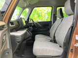 シンプルなデザインの運転席。操作性も良く、すぐに慣れることができるでしょう。