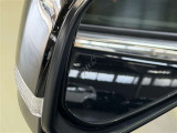 【ブラインドスポットモニター】隣を走る車両をレーダーで検知し、インジケーターを点灯。またウインカーを出した場合にはインジケーターも点滅させて注意を促します