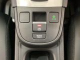 セレクトレバーの下に電子制御パーキングブレーキがあります。スイッチひとつで、停車した地点の傾斜などをシステムが検知・判断してブレーキ力を自動的に最適制御し、しっかり停車できるパーキングシステムです。