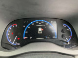 車両情報を的確に伝える先進的なディスプレイを、メーターの中央部に搭載