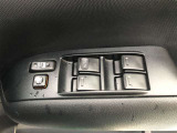 パワーウィンドウのスイッチです。 運転席にいながら助手席や後席の窓を開け閉めできるので、大変便利です。