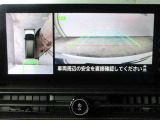 パノラミックビューモニター付きで車両を上から見たような映像をディスプレイオーディオ画面に表示