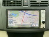 見やすい地図表示で、目的地への道順をスムーズに確認できます。渋滞情報もリアルタイムで表示され、最適なルートを選択できます。