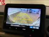 リバースギアに入れるだけで後方の表示へ切り替わります。夜間や雨の日の駐車も楽になりますよ。