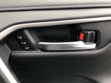 シートポジションを登録できるメモリー機能付きです。ドライブポジションは2パターンまで登録可能。旦那さん・奥さんとそれぞれが登録できるので、乗る都度のシート合わせは不要です。
