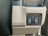 両側パワースライドドア仕様です。運転席からも開閉可能です。キーレスでも開閉可能です。
